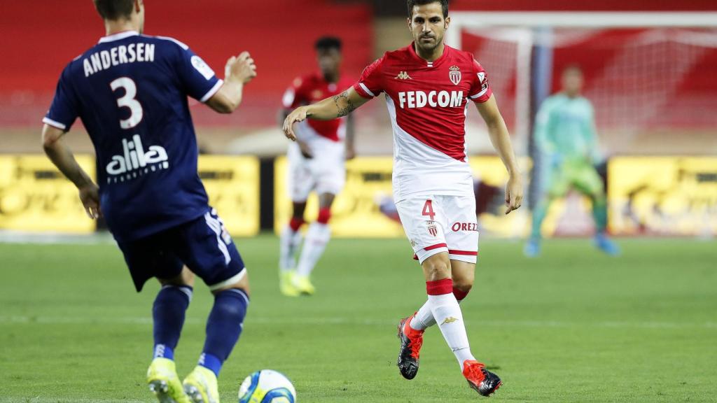 Cesc Fabregas disputando un balón