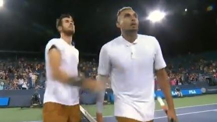 Nick Kyrgios escupiendo al juez de silla tras perder el partido contra Khachanov.