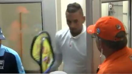 Nick Kyrgios destrozando dos raquetas.