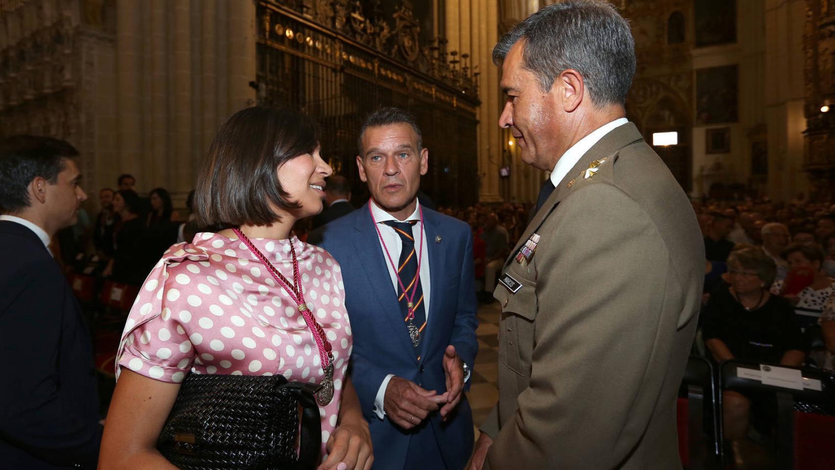 Vecinos de Toledo, autoridades y turistas beben un año más de los botijos de la Catedral 1