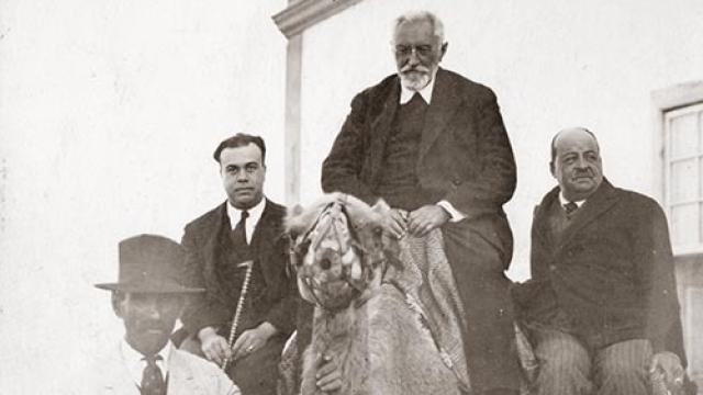 Unamuno, a lomos de un camello en Fuerteventura.