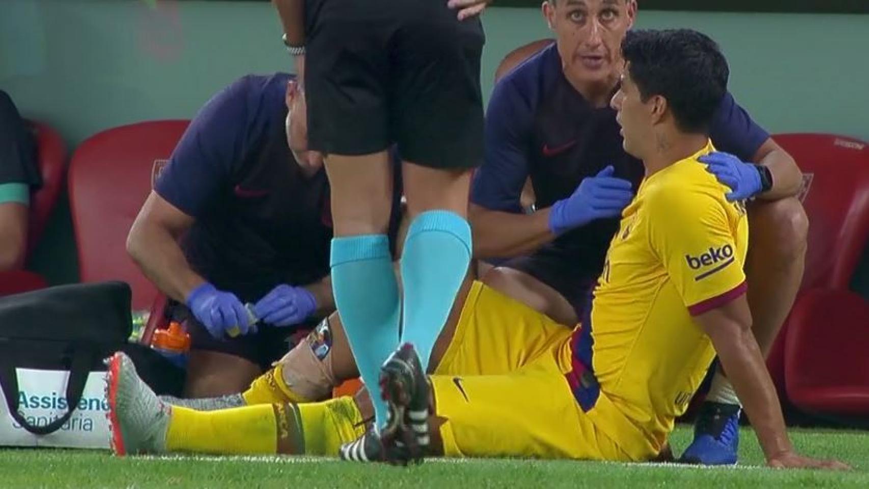 Luis Suárez se lesiona en el partido del Barcelona ante el Athletic. Foto: Twitter (@lchiringuitotv)