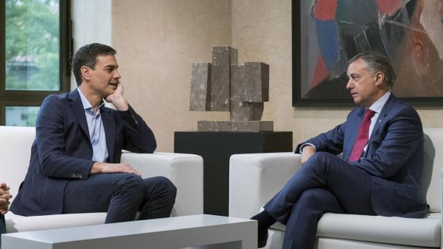 Pedro Sánchez, en una reunión con Íñigo Urkullu.