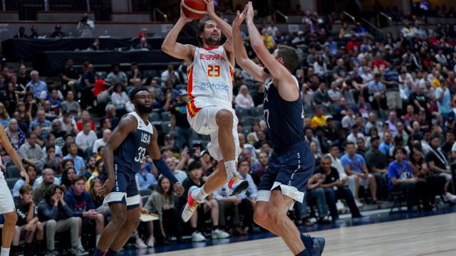 Llull lanza a canasta durante el partido contra Estados Unidos.