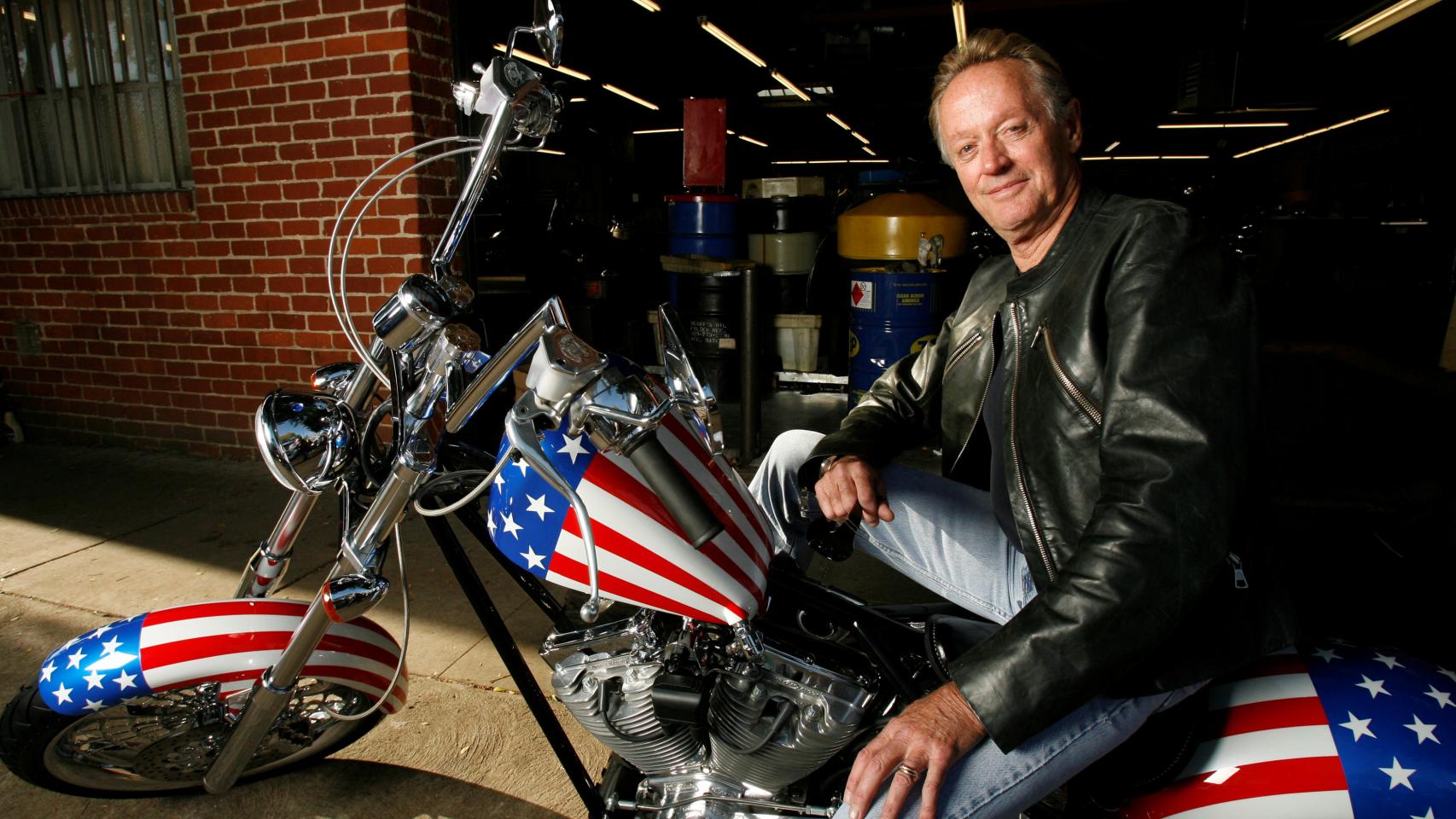 Peter Fonda posa sobre una réplica de la moto 'Capitán América', en Glendale (California).