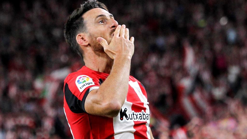 Aduriz celebra un gol como futbolista
