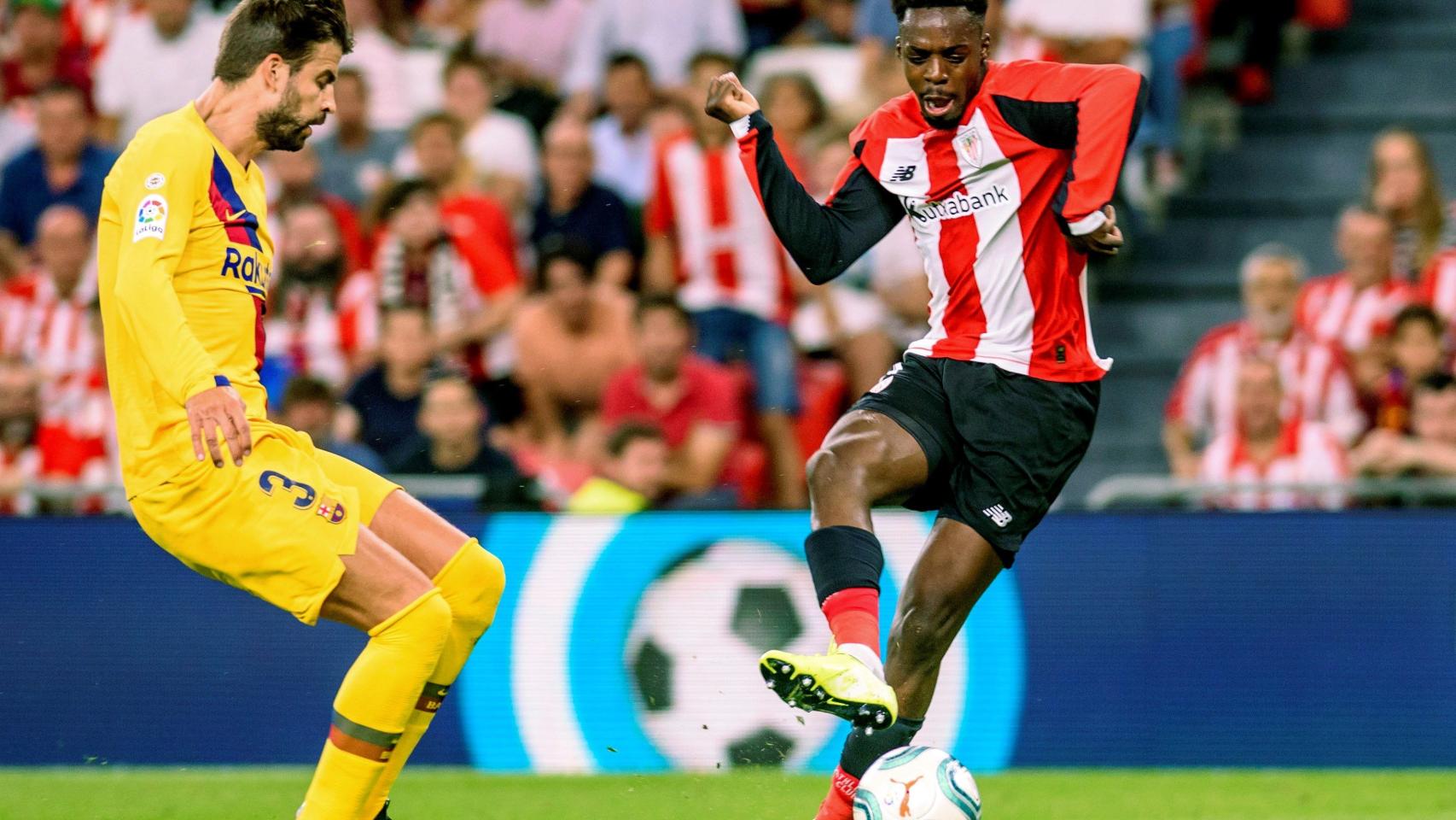 Gerard Piqué disputa un balón con Iñaki Williams