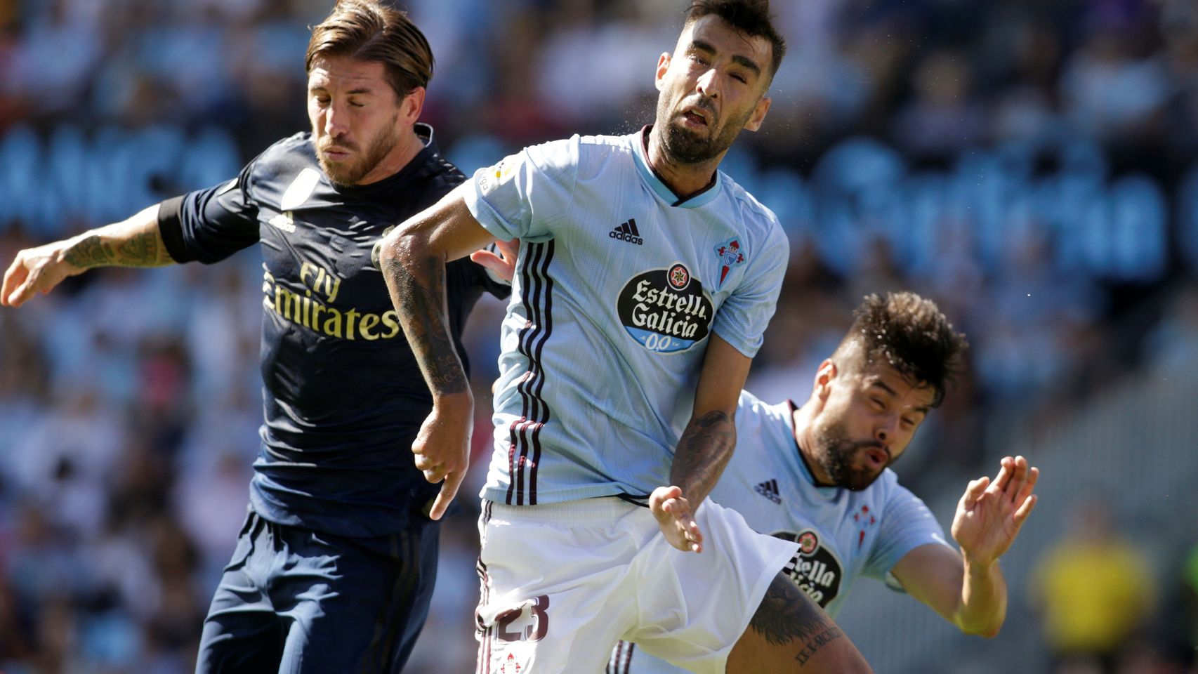 Sergio Ramos y Brais Mendez pelean por un balón aéreo