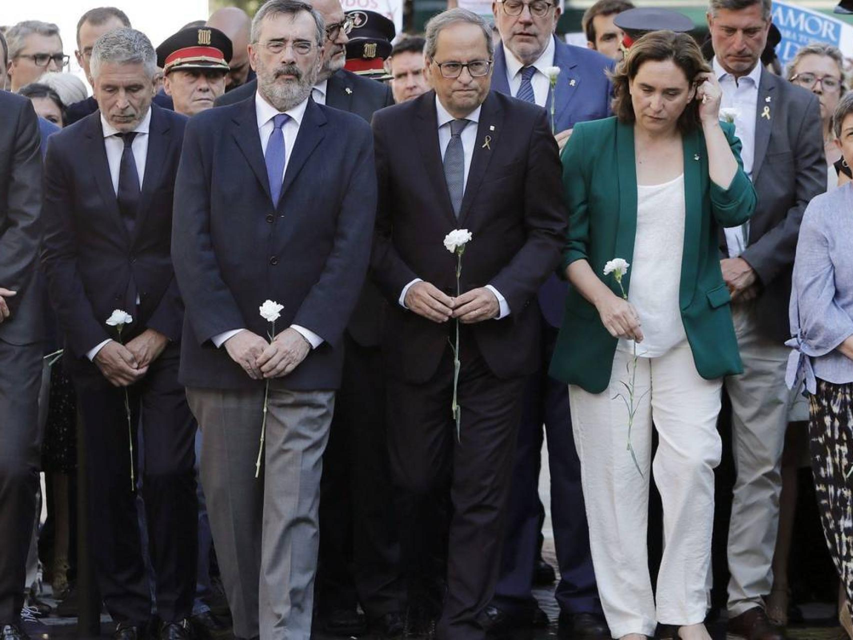 Quim Torra y Ada Colau, durante la ofrenda floral a las víctimas.