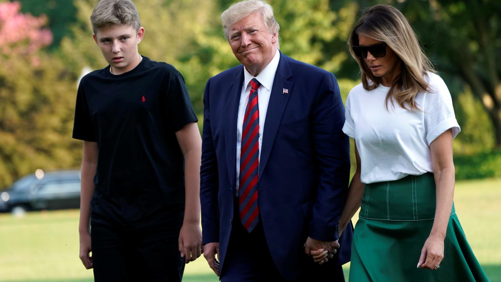 Trump, su esposa Melania y su hijo Barron llegan a la Casa Blanca tras pasar el fin de semana en Bedminster.