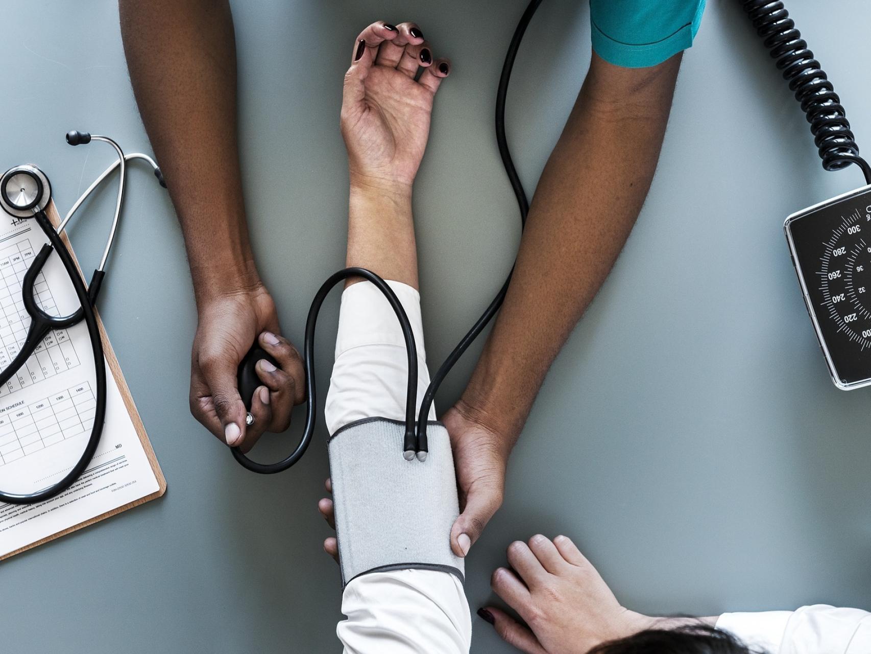 La hipertensión es un factor de riesgo de enfermedad cardiovascular.