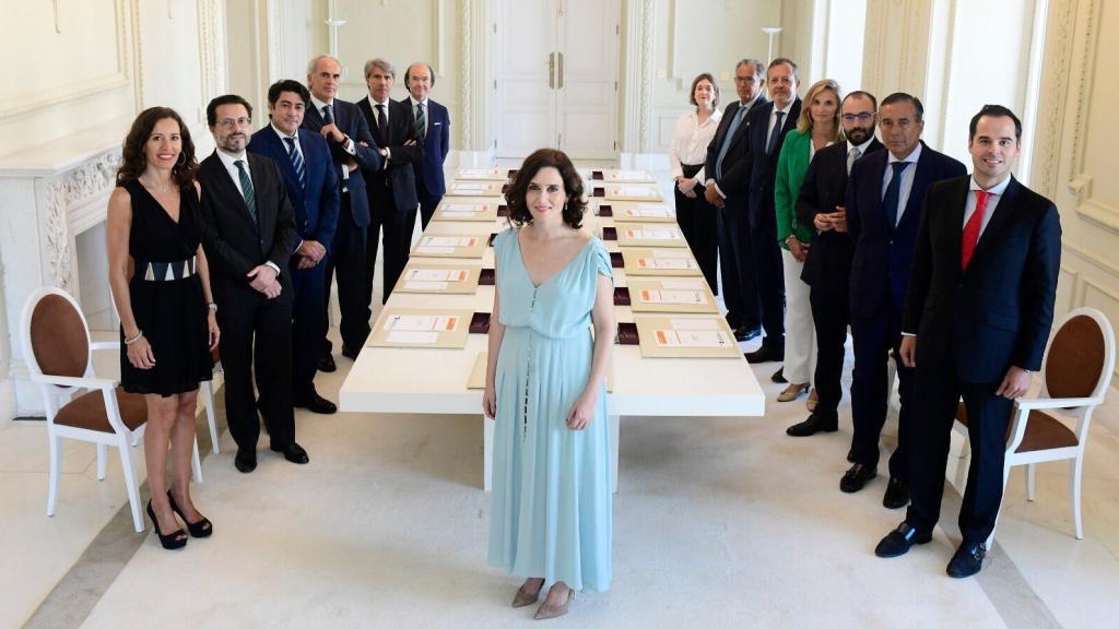 El nuevo gobierno de la Comunidad de Madrid minutos antes de su primera reunión.