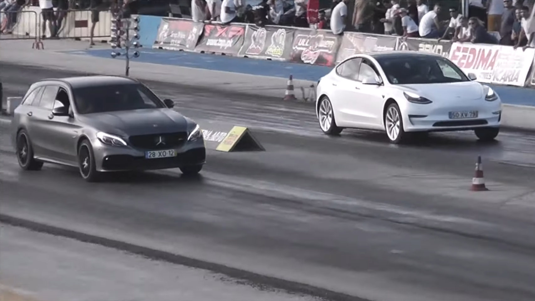 carrera tesla contra mercedes