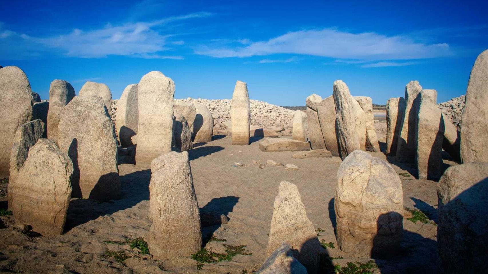 El monumento megalítico de Guadalperal está visible en su totalidad a causa de la sequía.