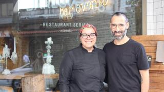 Luis Rodríguez posa junto a una de las cocineras del Barlovento