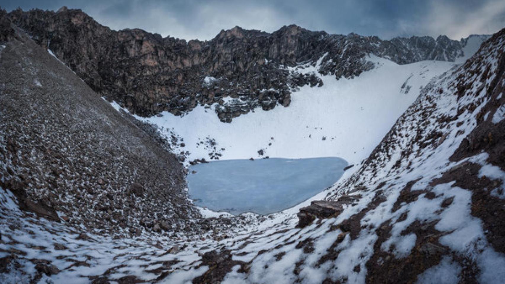Imagen del lago Roopkund (India).