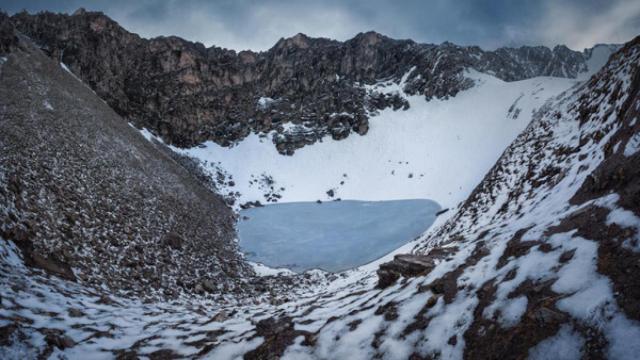 Imagen del lago Roopkund (India).