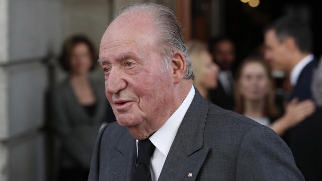El rey Juan Carlos durante la capilla ardiente de Alfredo Pérez Rubalcaba.