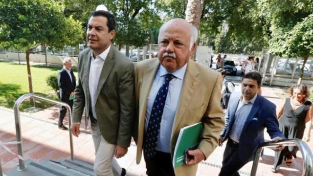 El presidente de la Junta de Andalucía, Juanma Moreno (i), junto al consejero de Salud, Jesús Aguirre (d).