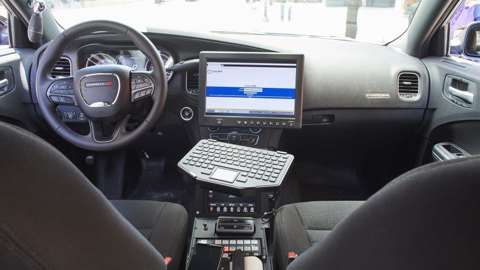 Este coche de policía usará un móvil como ordenador a bordo
