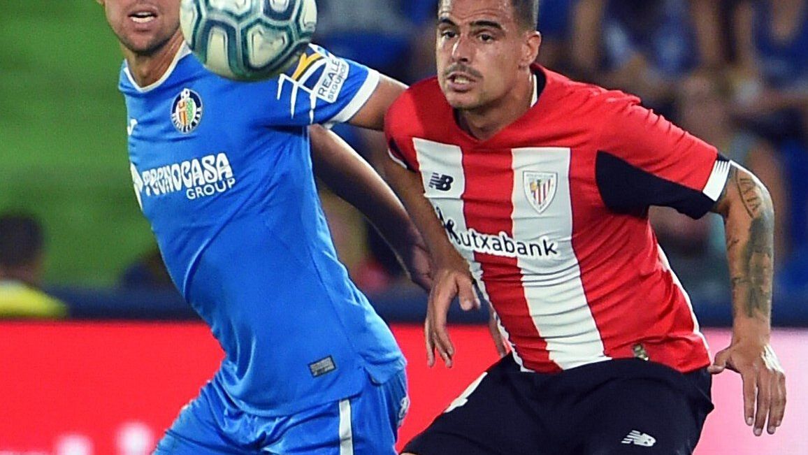 Dani García y Jaime Mata luchan por el balón durante el Getafe - Athletic