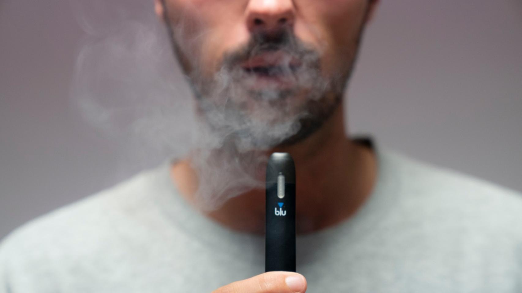 Una persona consumiendo un cigarrillo electrónico.