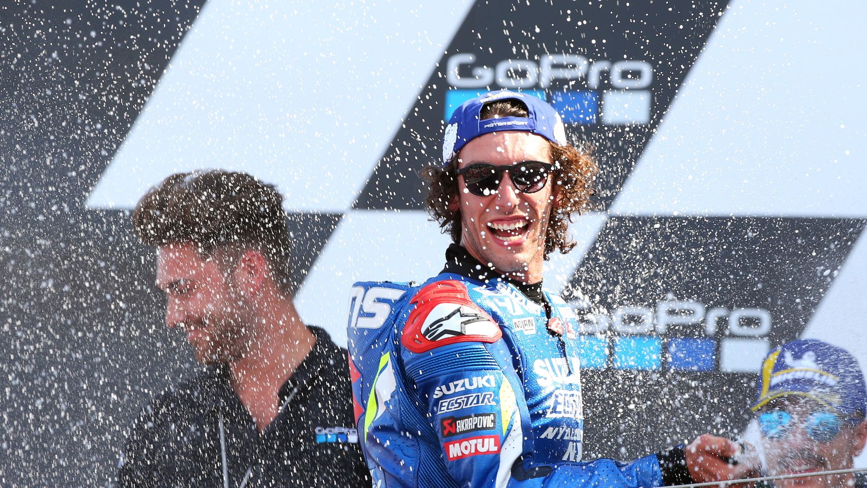 Alex Rins celebra su victoria en Silverstone