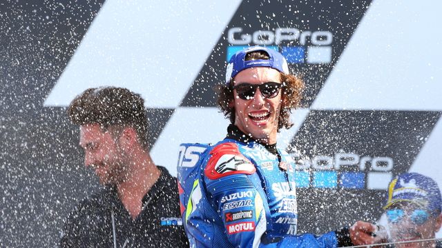 Alex Rins celebra su victoria en Silverstone