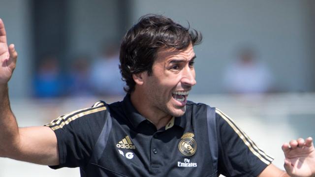 Raúl González dando instrucciones a los jugadores del Castilla