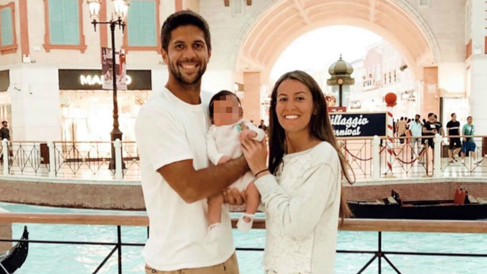 Ana Boyer y Fernando Verdasco con su hijo durante uno de sus viajes.
