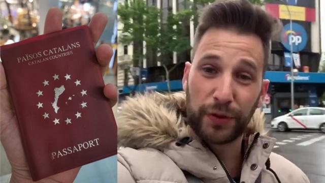 Albert Donaire junto a su pasaporte como ciudadano de Los Países Catalanes.
