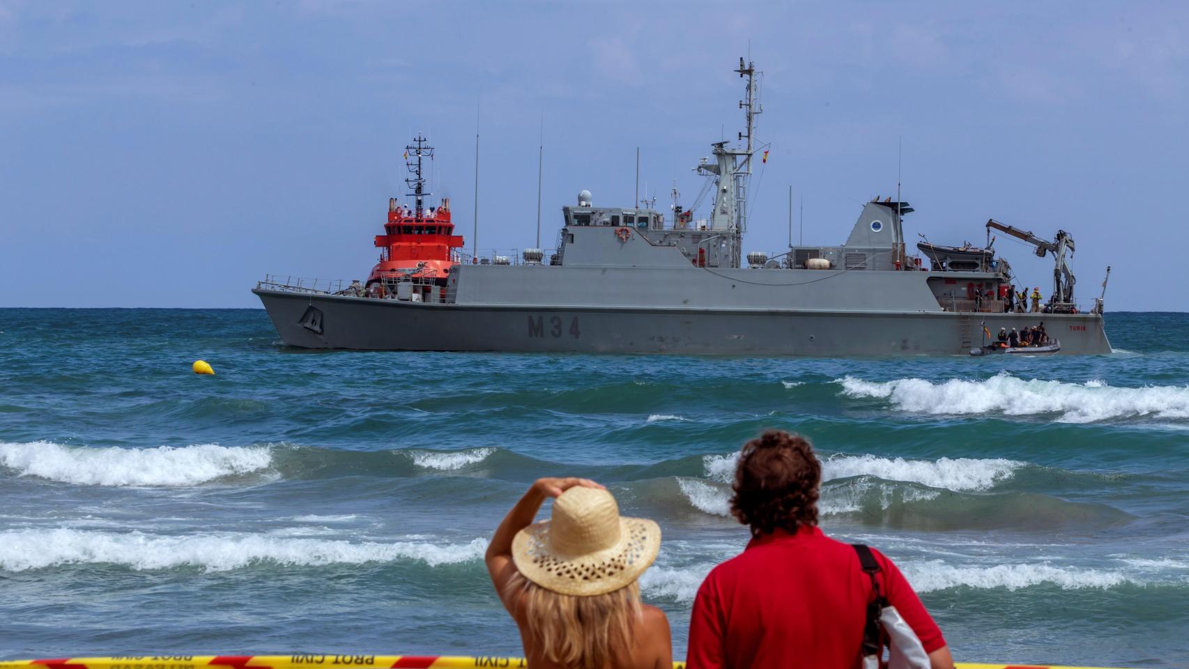 El 'Turia ha quedado varado frente a la playa de La Manga.