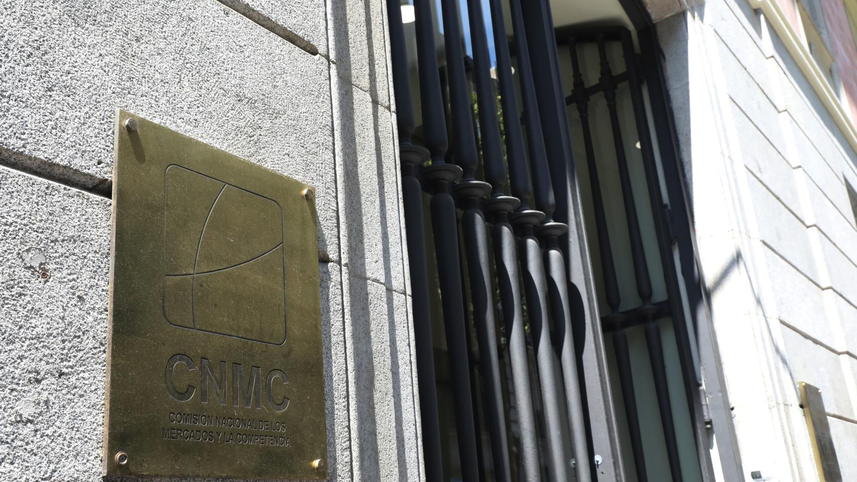 Puerta principal de la Comisión Nacional de los Mercados y la Competencia.