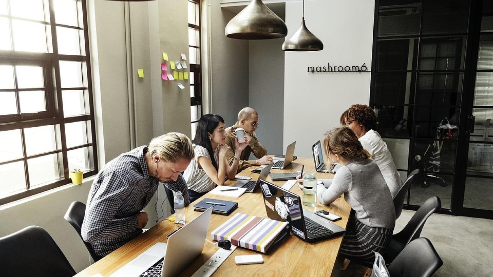 Bookker permite reservar espacios de trabajo con una aplicación y sin ningún otro hardware.