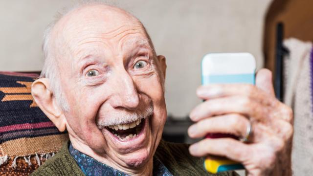 A algunos abuelos les cuesta apañarse con las nuevas tecnologías.