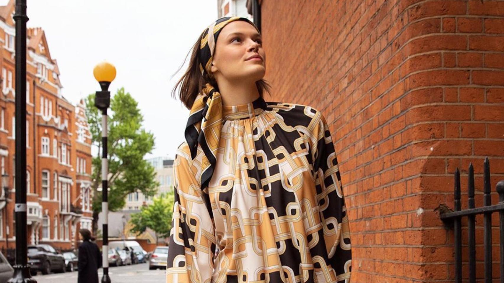 Una modelo que forma parte de la colección inspirada en los años 60 de H&M.