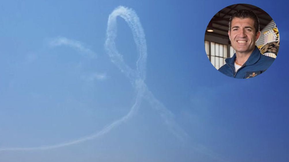 Crespón dibujado por la Patrulla Águila en homenaje al comandante Marín.