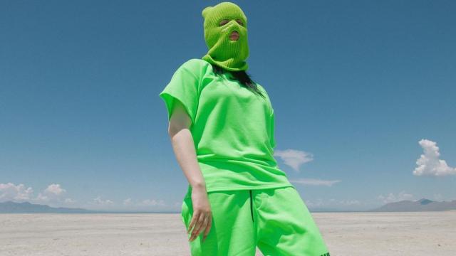 Billie Eilish con su peculiar estilismo, en el que se ha inspirado Bershka.