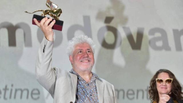 Pedro Almodóvar recogiendo el León de Oro