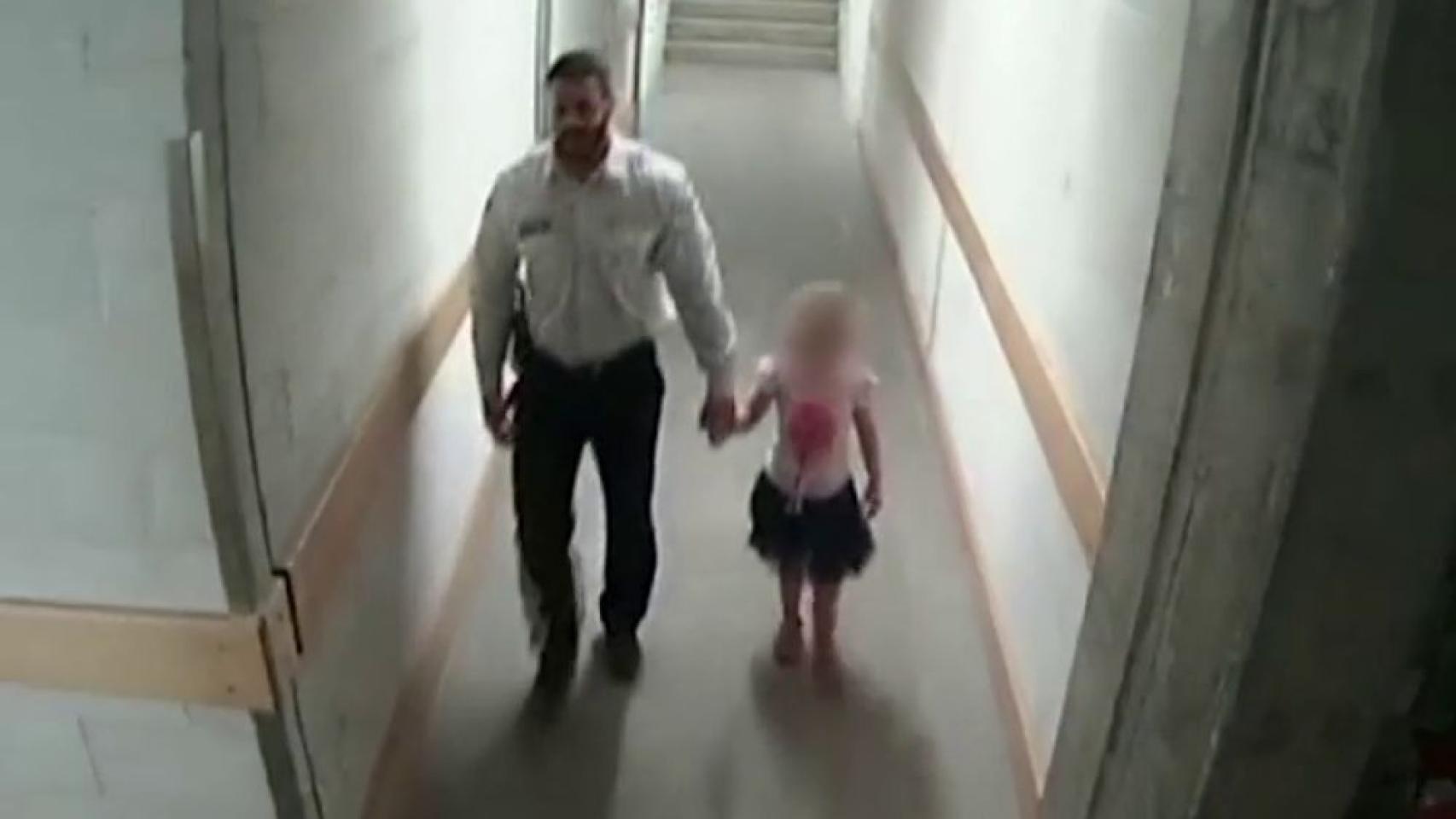 El hombre acompañó a la niña a una zona apartada del centro comercial.