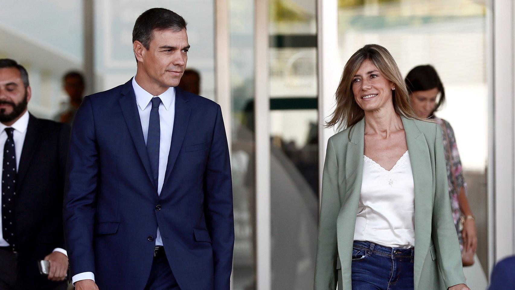 Pedro Sánchez y Begoña Gómez, a las puertas del hospital donde se encuentra Juan Carlos I.