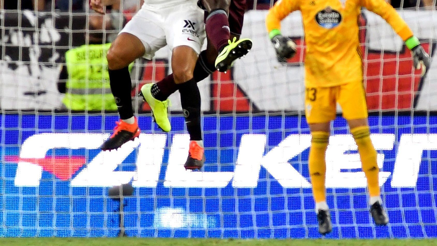 Nolito y Aidoo pelean en el Sevilla - Celta