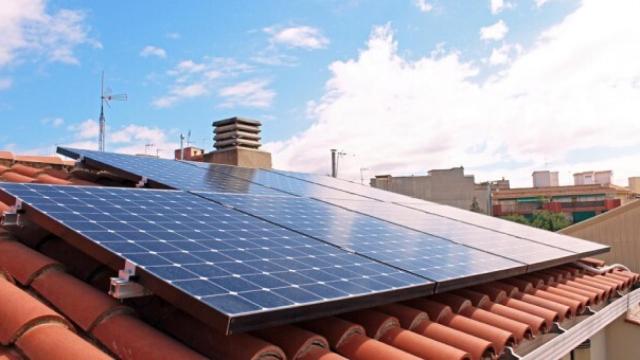 Placas solares en un tejado.