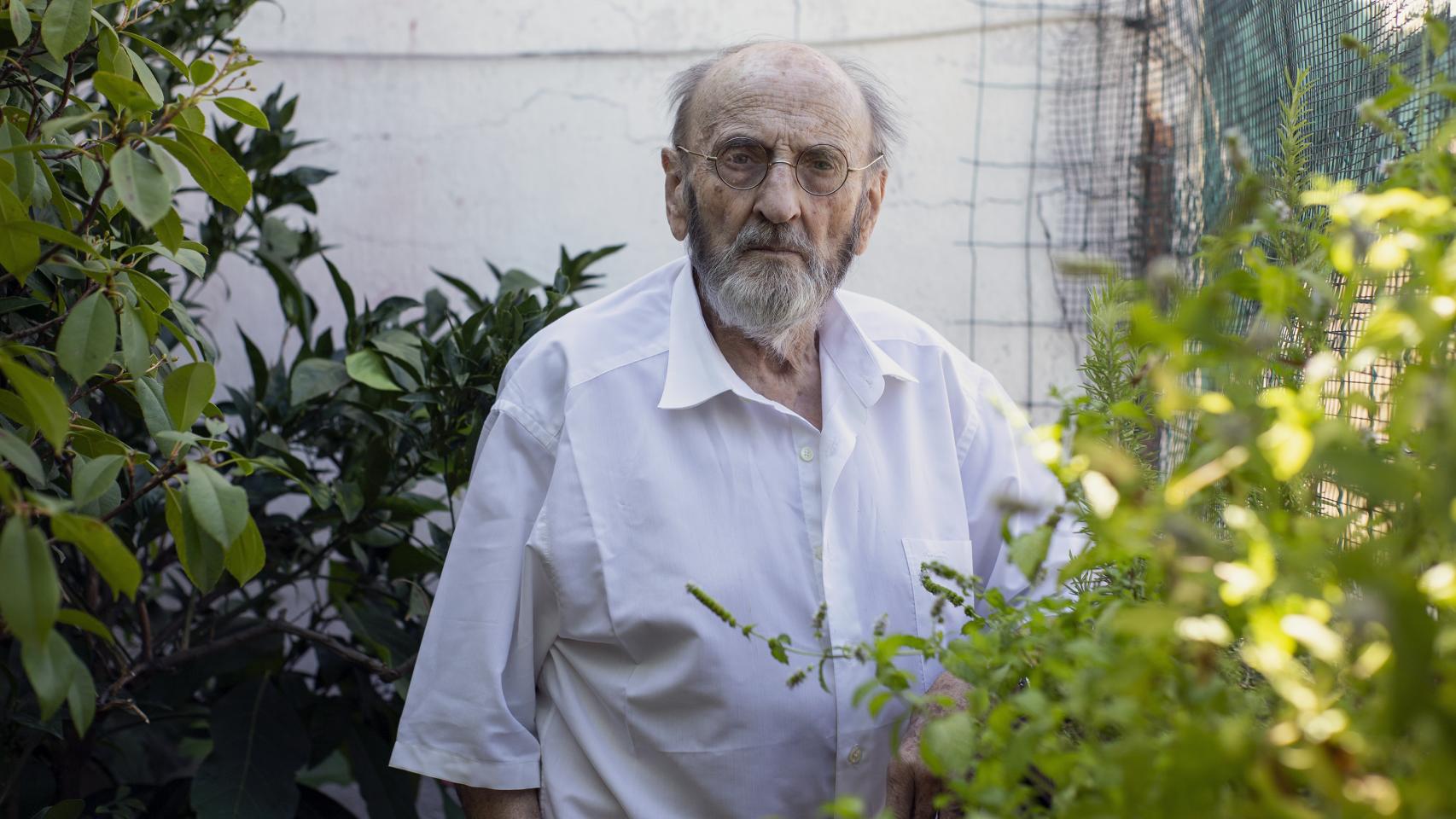 Álvaro Pombo en su ático de Argüelles.