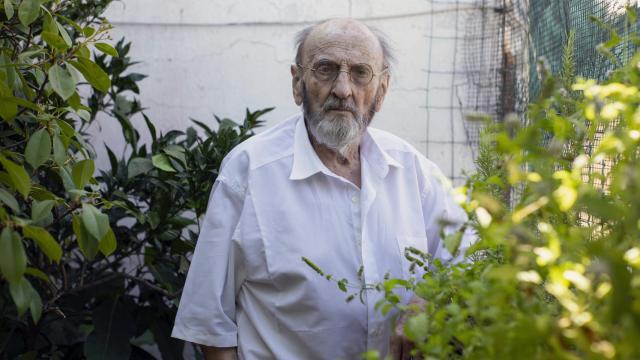 Álvaro Pombo en su ático de Argüelles.