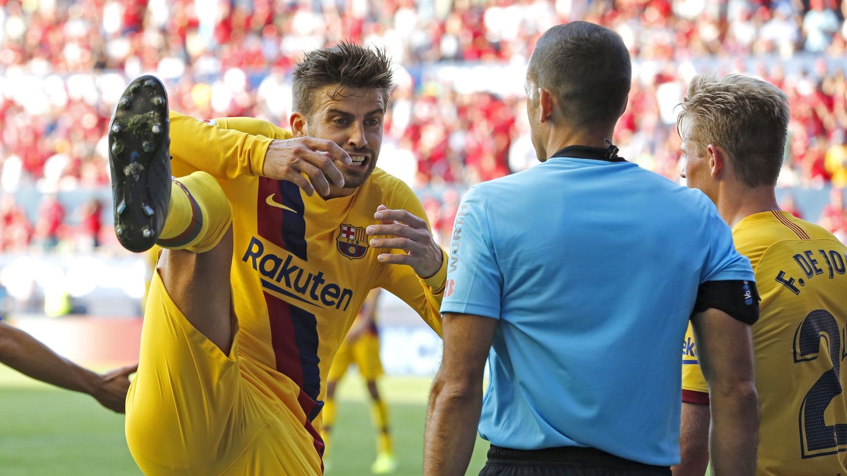 La reacción de Piqué después de que el árbitro señalase mano