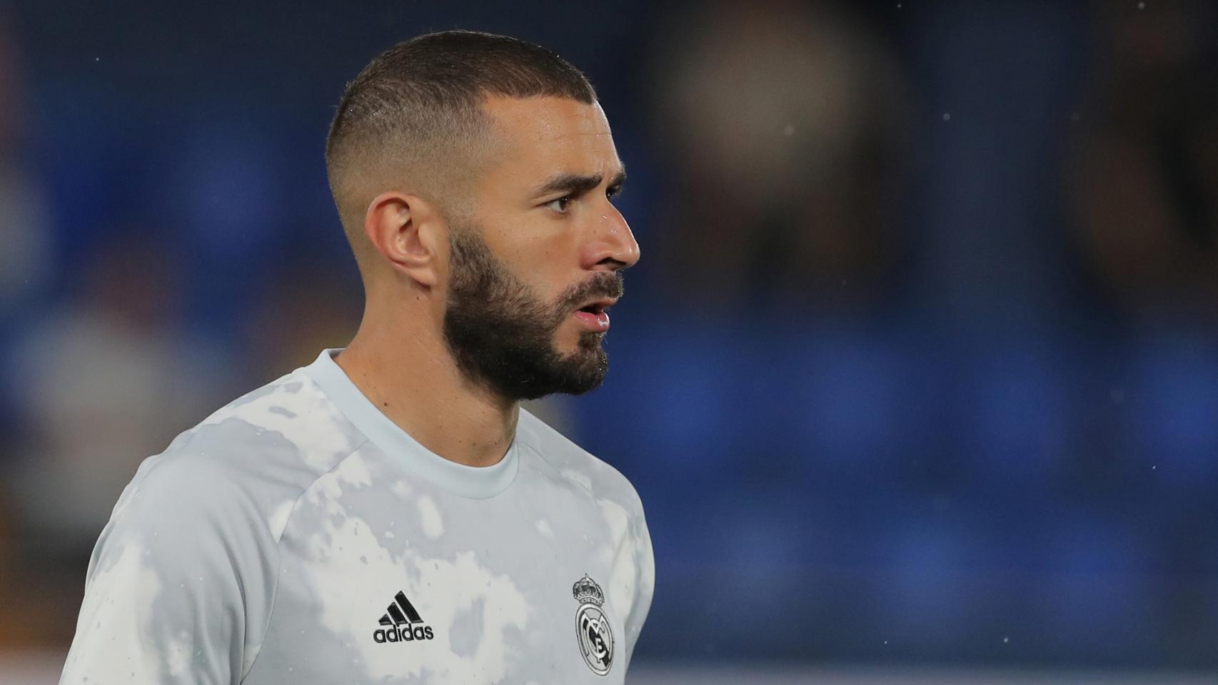 Karim Benzema, en el calentamiento antes del Villarreal - Real Madrid