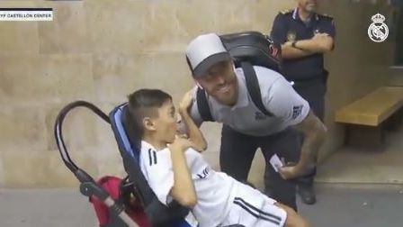 Sergio Ramos posa con un pequeño aficionado a la salida del hotel