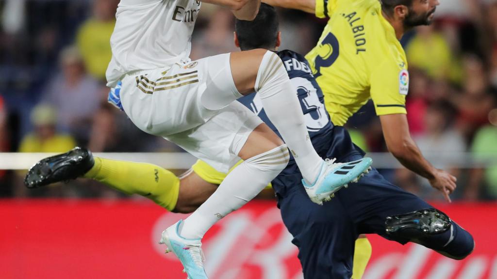 Benzema, ante Albiol y Andrés Fernández en el Villarreal - Real Madrid