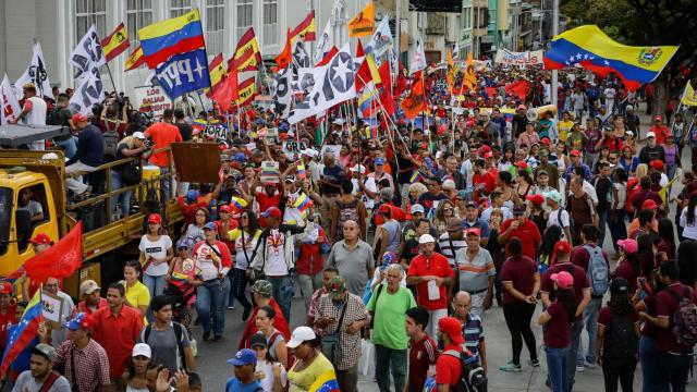 Marcha oficialista en las calles de Caracas para protestar contra la política de Trump.